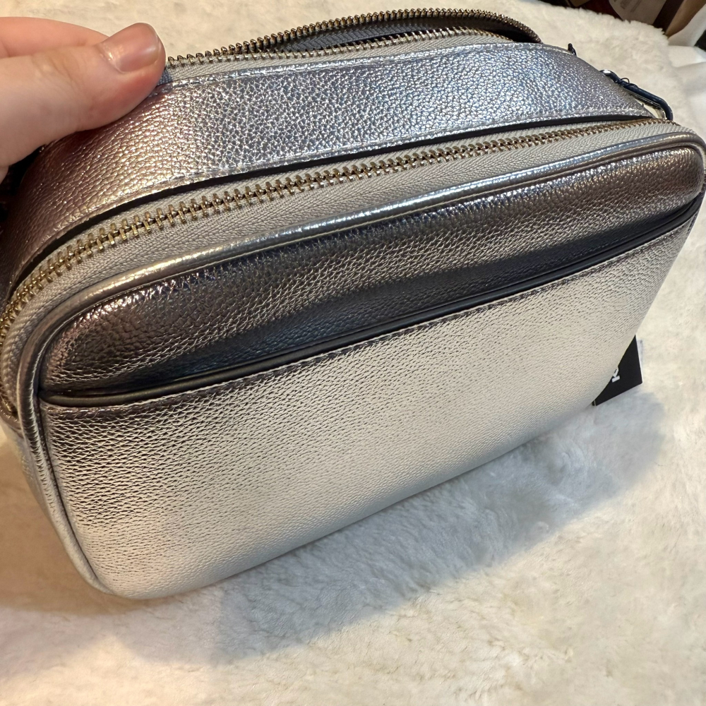 【卡爾｜全新】現貨 KARL LAGERFELD 銀色亮皮 Q版人像 雙層 相機包｜Little Bee 小蜜蜂精品-細節圖3