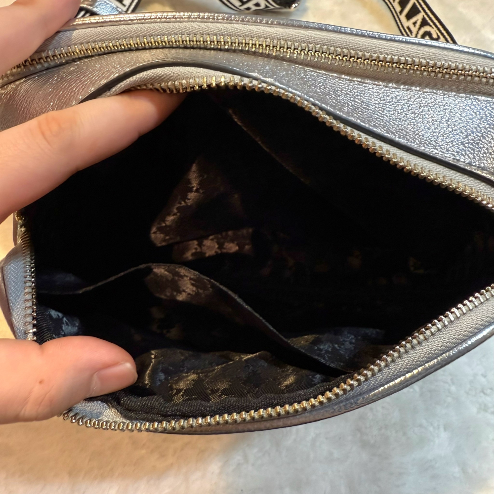 【卡爾｜全新】現貨 KARL LAGERFELD 銀色亮皮 Q版人像 雙層 相機包｜Little Bee 小蜜蜂精品-細節圖4