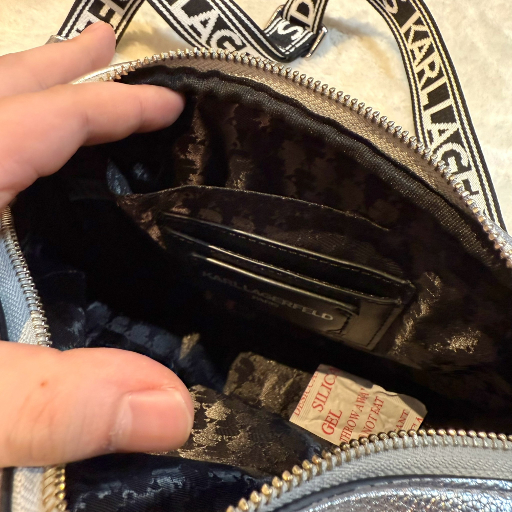 【卡爾｜全新】現貨 KARL LAGERFELD 銀色亮皮 Q版人像 雙層 相機包｜Little Bee 小蜜蜂精品-細節圖5