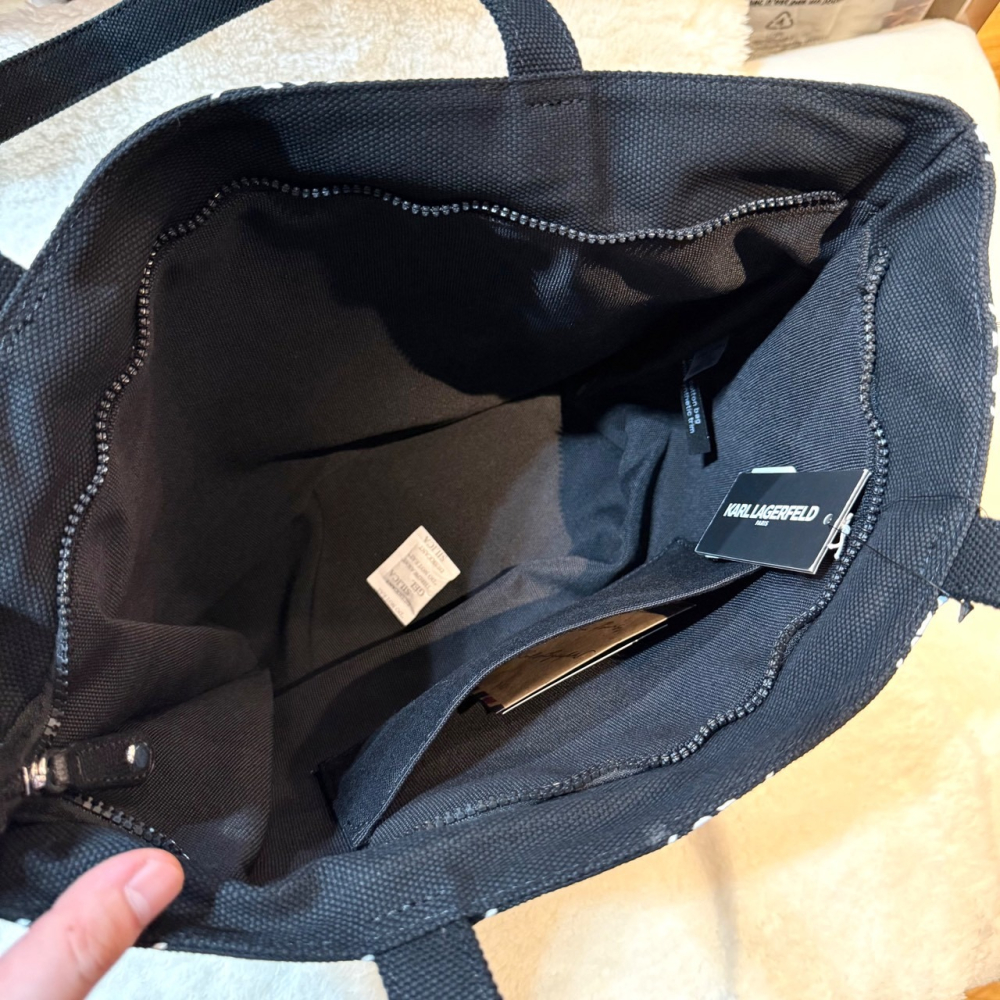 【卡爾｜全新】現貨 KARL LAGERFELD 滿版 文字款 帆布 拖特包｜Little Bee 小蜜蜂精品-細節圖3