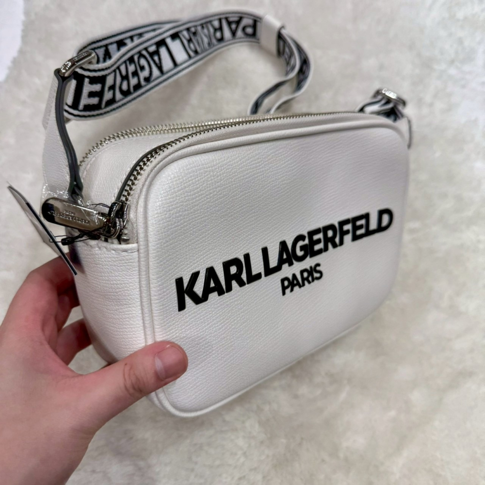 【卡爾｜全新】現貨 KARL LAGERFELD 相機包 經典款 文字 雙拉鍊 斜背包｜Little Bee 小蜜蜂精品-細節圖2