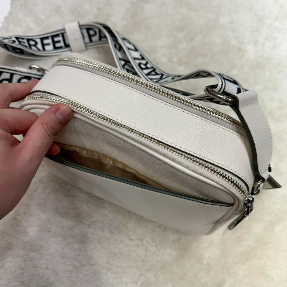 【卡爾｜全新】現貨 KARL LAGERFELD 相機包 經典款 文字 雙拉鍊 斜背包｜Little Bee 小蜜蜂精品-細節圖3