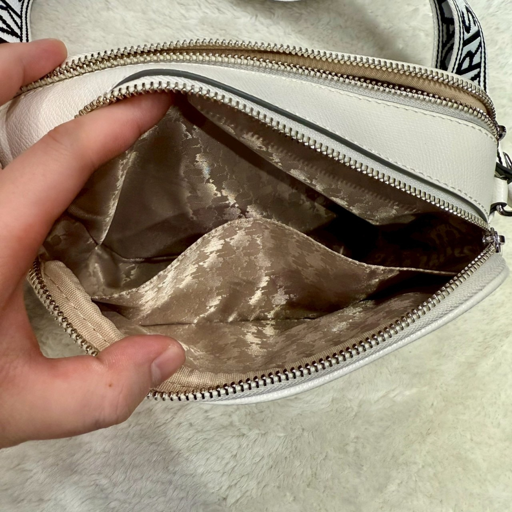 【卡爾｜全新】現貨 KARL LAGERFELD 相機包 經典款 文字 雙拉鍊 斜背包｜Little Bee 小蜜蜂精品-細節圖4