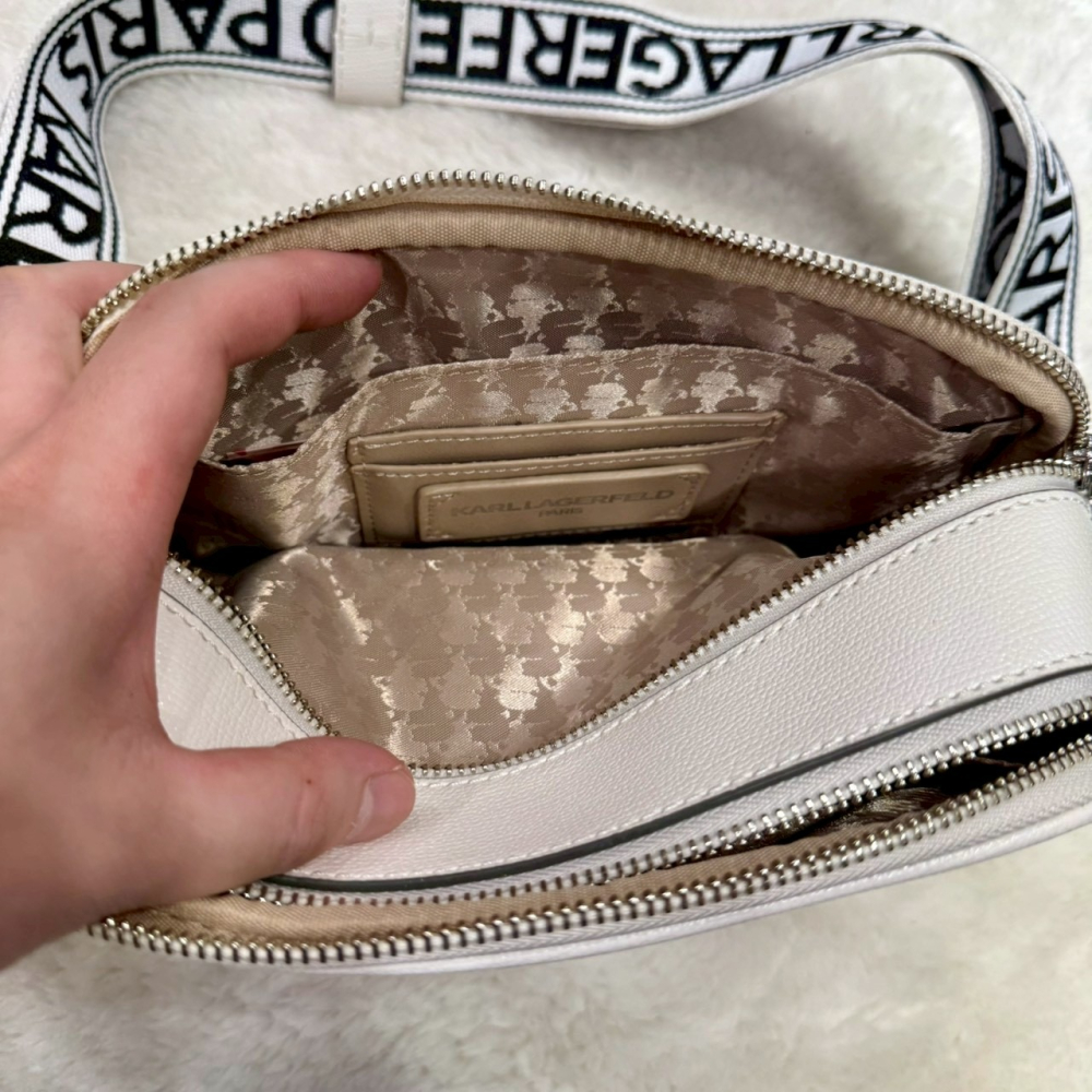 【卡爾｜全新】現貨 KARL LAGERFELD 相機包 經典款 文字 雙拉鍊 斜背包｜Little Bee 小蜜蜂精品-細節圖5