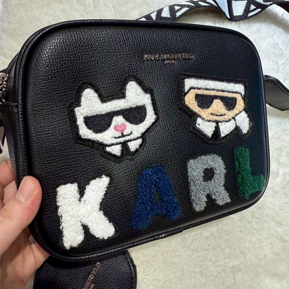 【卡爾｜全新】現貨 KARL LAGERFELD 相機包 二合一 刺繡 毛絨 斜背包｜Little Bee 小蜜蜂精品-細節圖2