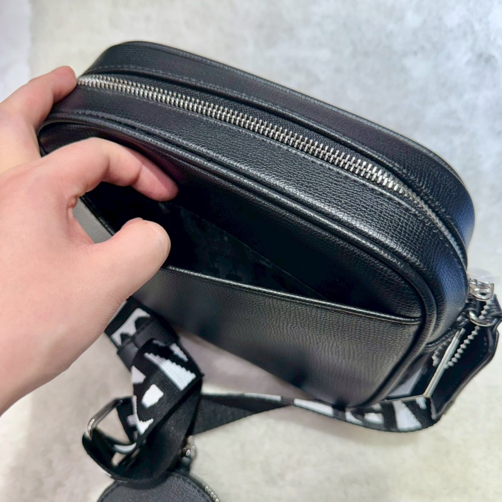 【卡爾｜全新】現貨 KARL LAGERFELD 相機包 二合一 刺繡 毛絨 斜背包｜Little Bee 小蜜蜂精品-細節圖3