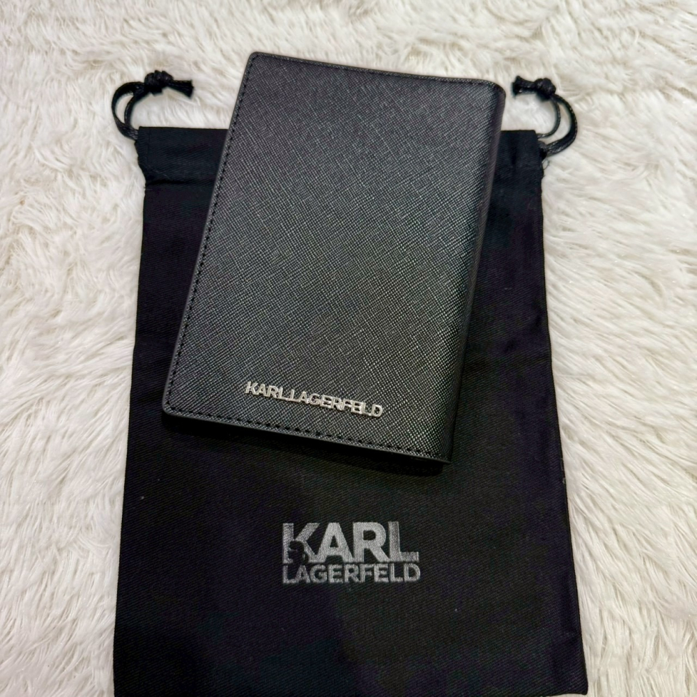 【卡爾｜全新】現貨 KARL LAGERFELD 錢包 護照夾 Q版人像 小貓 防刮紋｜Little Bee 小蜜蜂精品-細節圖2