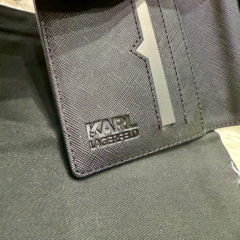 【卡爾｜全新】現貨 KARL LAGERFELD 錢包 護照夾 Q版人像 小貓 防刮紋｜Little Bee 小蜜蜂精品-細節圖4