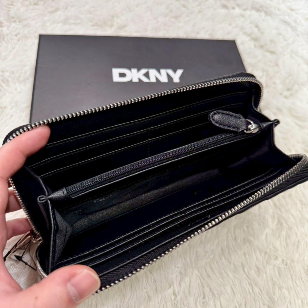 【DKNY｜全新】現貨 錢包 長夾 銀標 滿版 浮雕 拉鍊長夾 禮盒組｜Little Bee 小蜜蜂精品-細節圖2