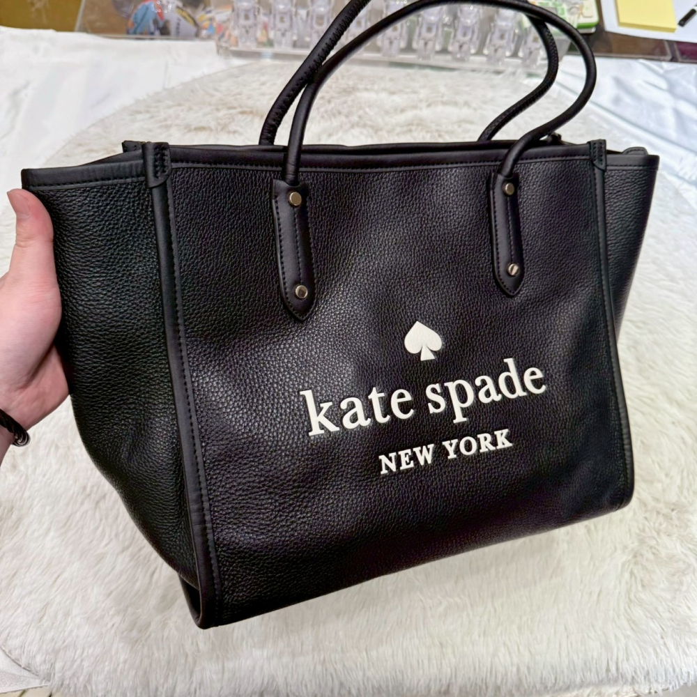 【KS｜全新】現貨 KATE SPADE 包包 托特包 燙印 黑色 荔枝紋 菜籃包｜Little Bee 小蜜蜂精品-細節圖2