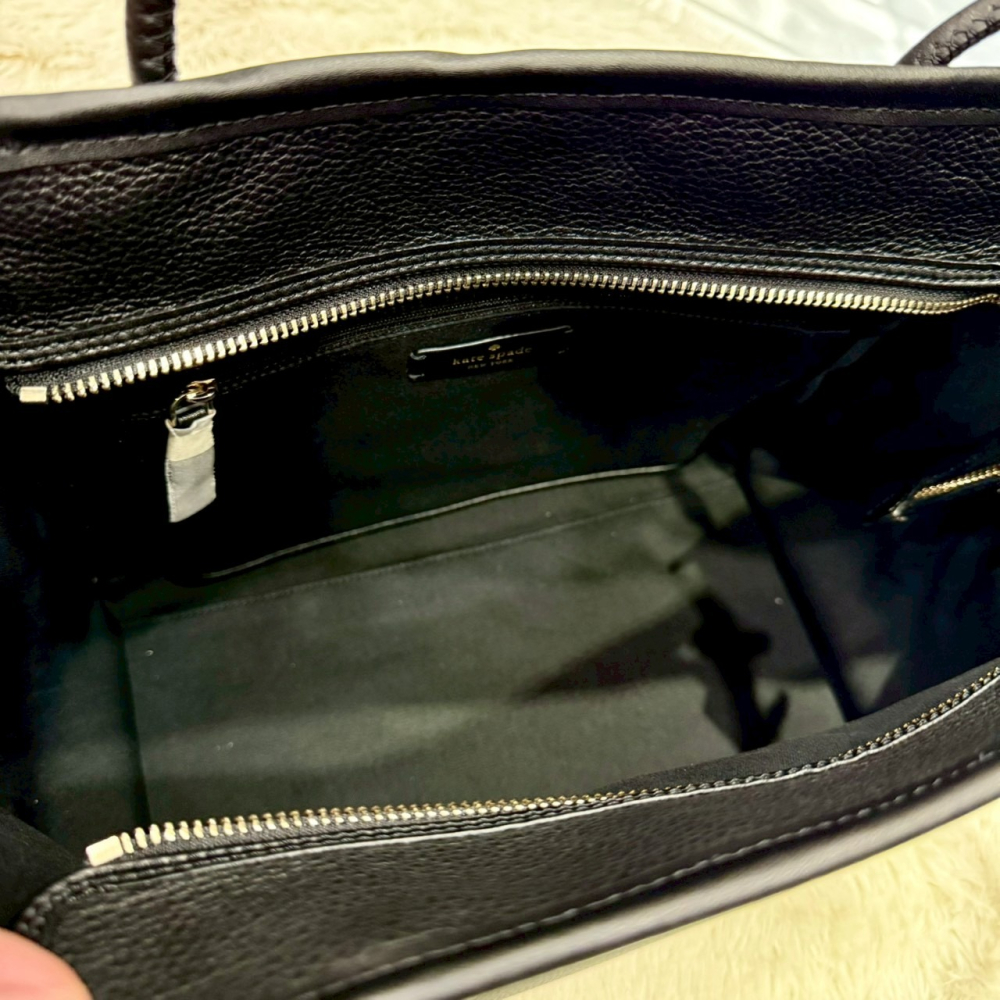 【KS｜全新】現貨 KATE SPADE 包包 托特包 燙印 黑色 荔枝紋 菜籃包｜Little Bee 小蜜蜂精品-細節圖3