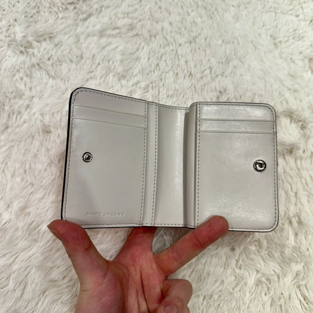 【MJ｜全新】現貨 MARC JACOBS 錢包 短夾 銀標 防刮紋 粉色 零錢短夾｜Little Bee 小蜜蜂精品-細節圖3