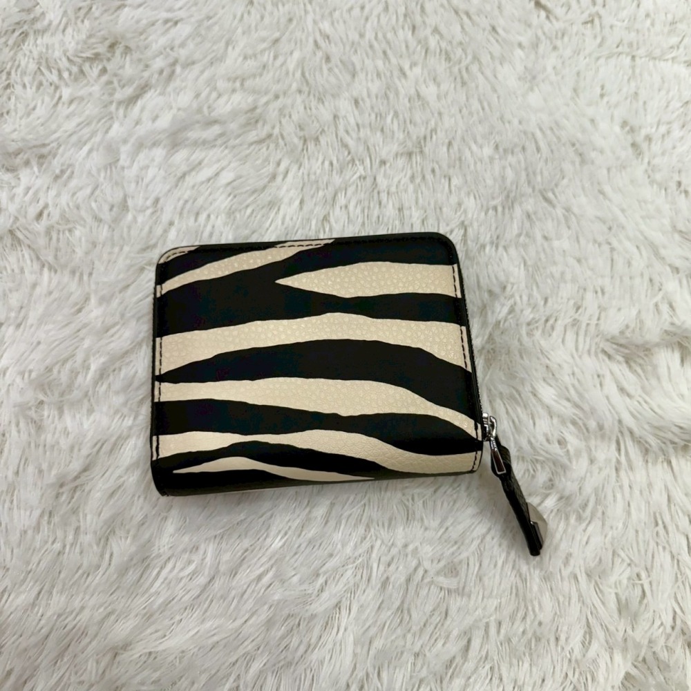 【MJ｜全新】現貨 MARC JACOBS 錢包 短夾 小標 膠印 斑馬紋 零錢短夾｜Little Bee 小蜜蜂精品-細節圖2