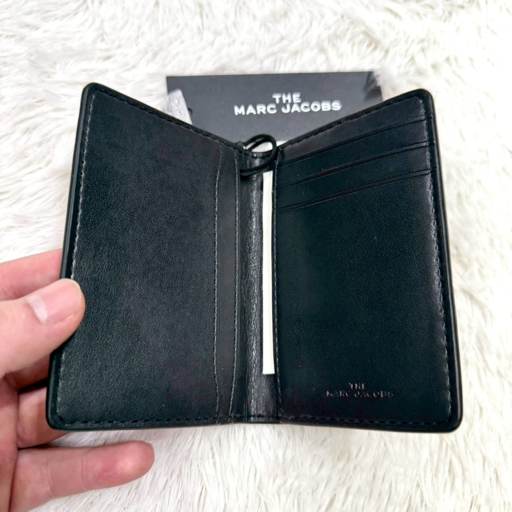 【MJ｜全新】現貨 MARC JACOBS 錢包 卡片夾 金標 專櫃款 綠色 荔枝紋｜Little Bee 小蜜蜂精品-細節圖3