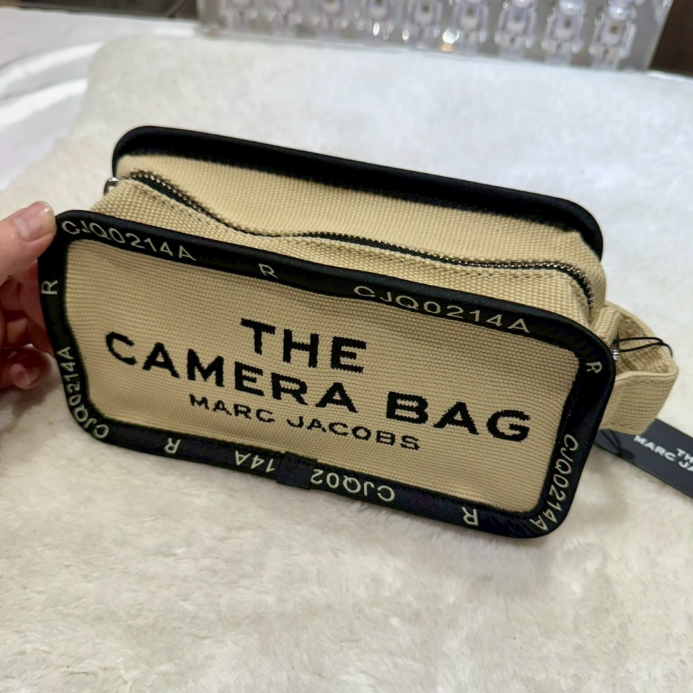 【MJ｜全新】現貨 MARC JACOBS 相機包 帆布 串標 大LOGO 斜背包｜Little Bee 小蜜蜂精品-細節圖2
