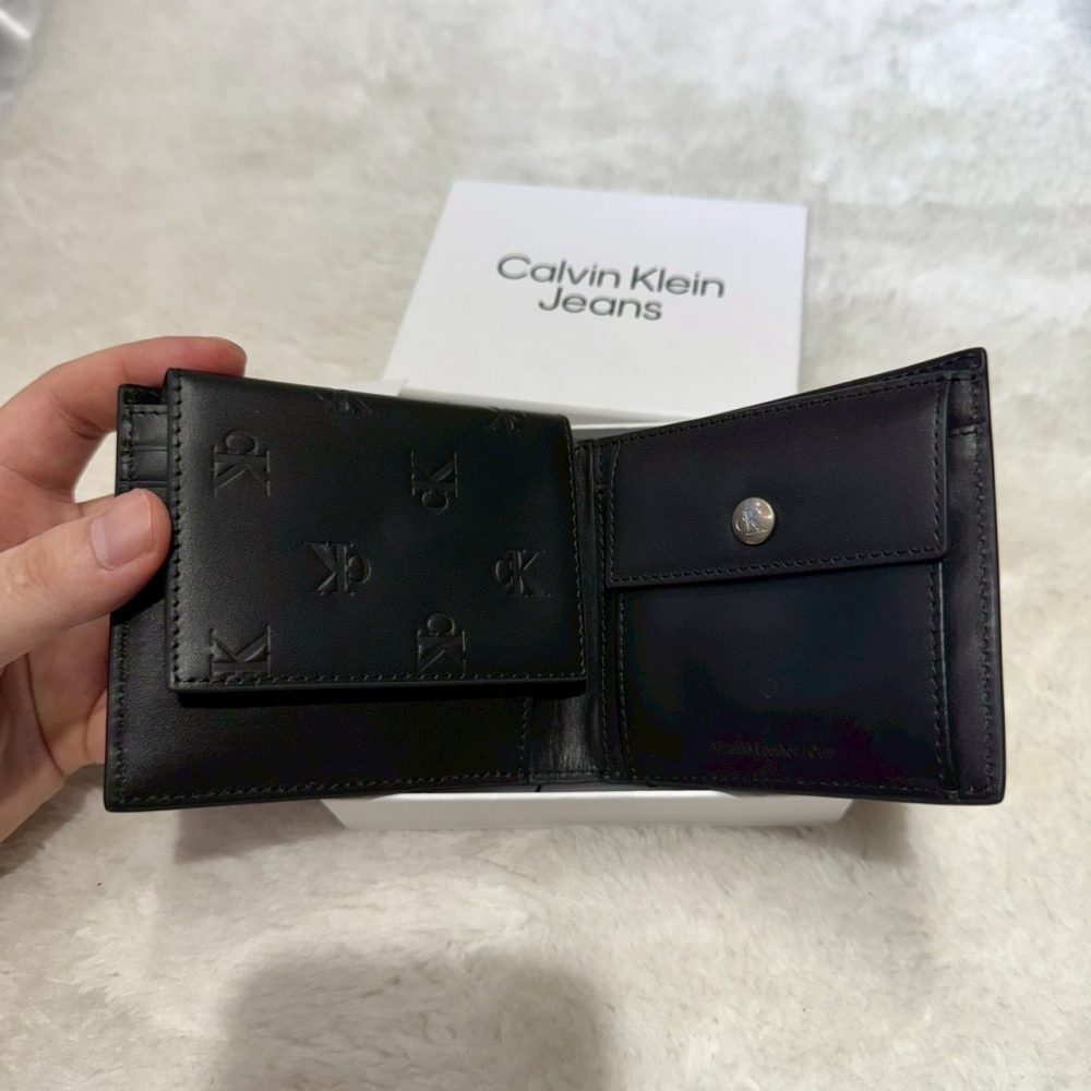 【CK｜全新】現貨 CALVIN KLEIN 錢包 短夾 二合一 滿版 壓紋 禮盒組｜Little Bee 小蜜蜂精品-細節圖2