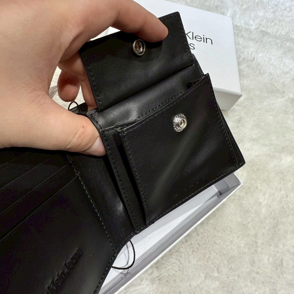 【CK｜全新】現貨 CALVIN KLEIN 錢包 短夾 二合一 滿版 壓紋 禮盒組｜Little Bee 小蜜蜂精品-細節圖3