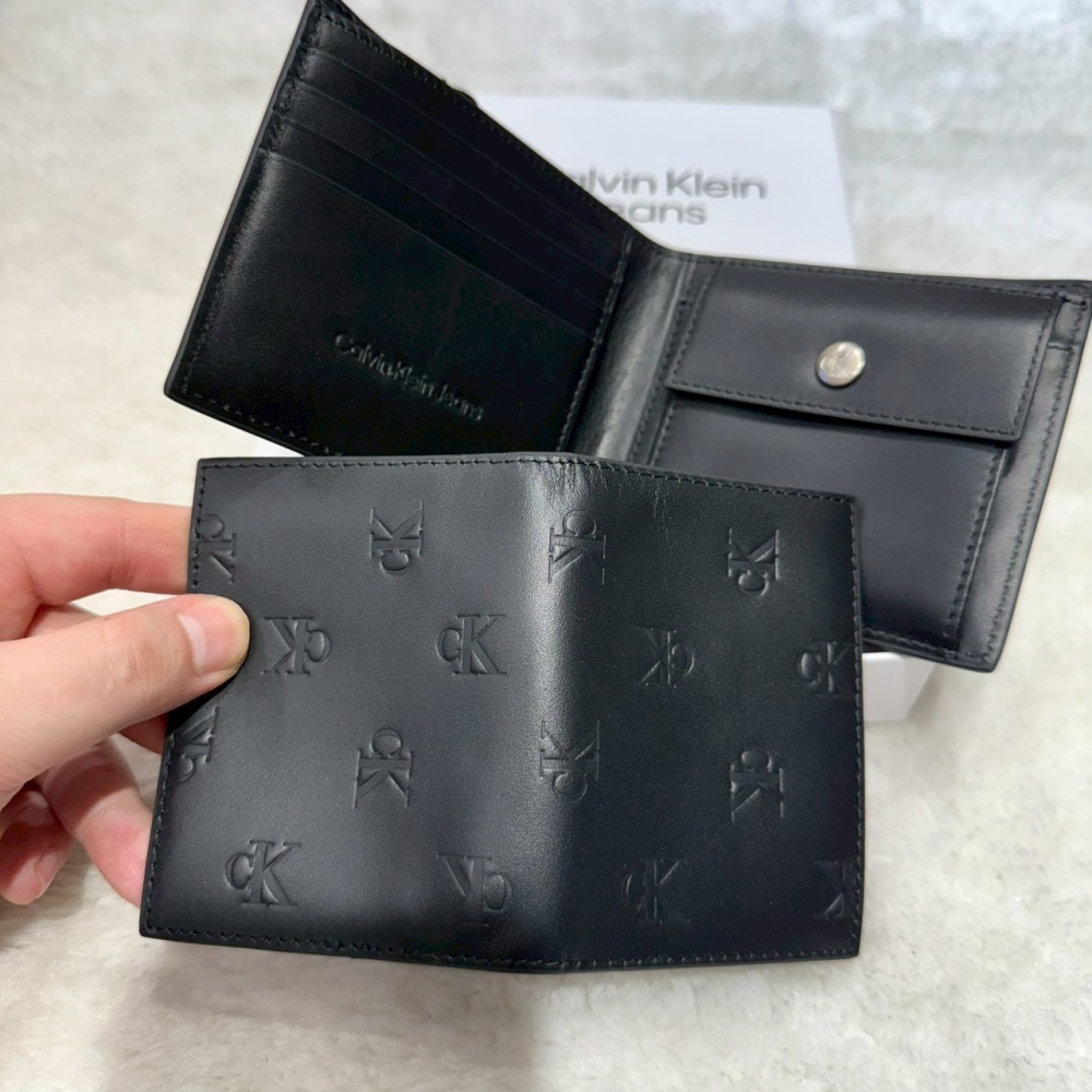 【CK｜全新】現貨 CALVIN KLEIN 錢包 短夾 二合一 滿版 壓紋 禮盒組｜Little Bee 小蜜蜂精品-細節圖6