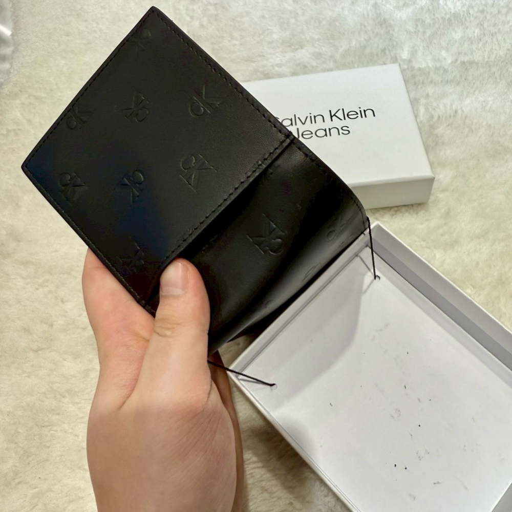 【CK｜全新】現貨 CALVIN KLEIN 錢包 短夾 二合一 滿版 壓紋 禮盒組｜Little Bee 小蜜蜂精品-細節圖7
