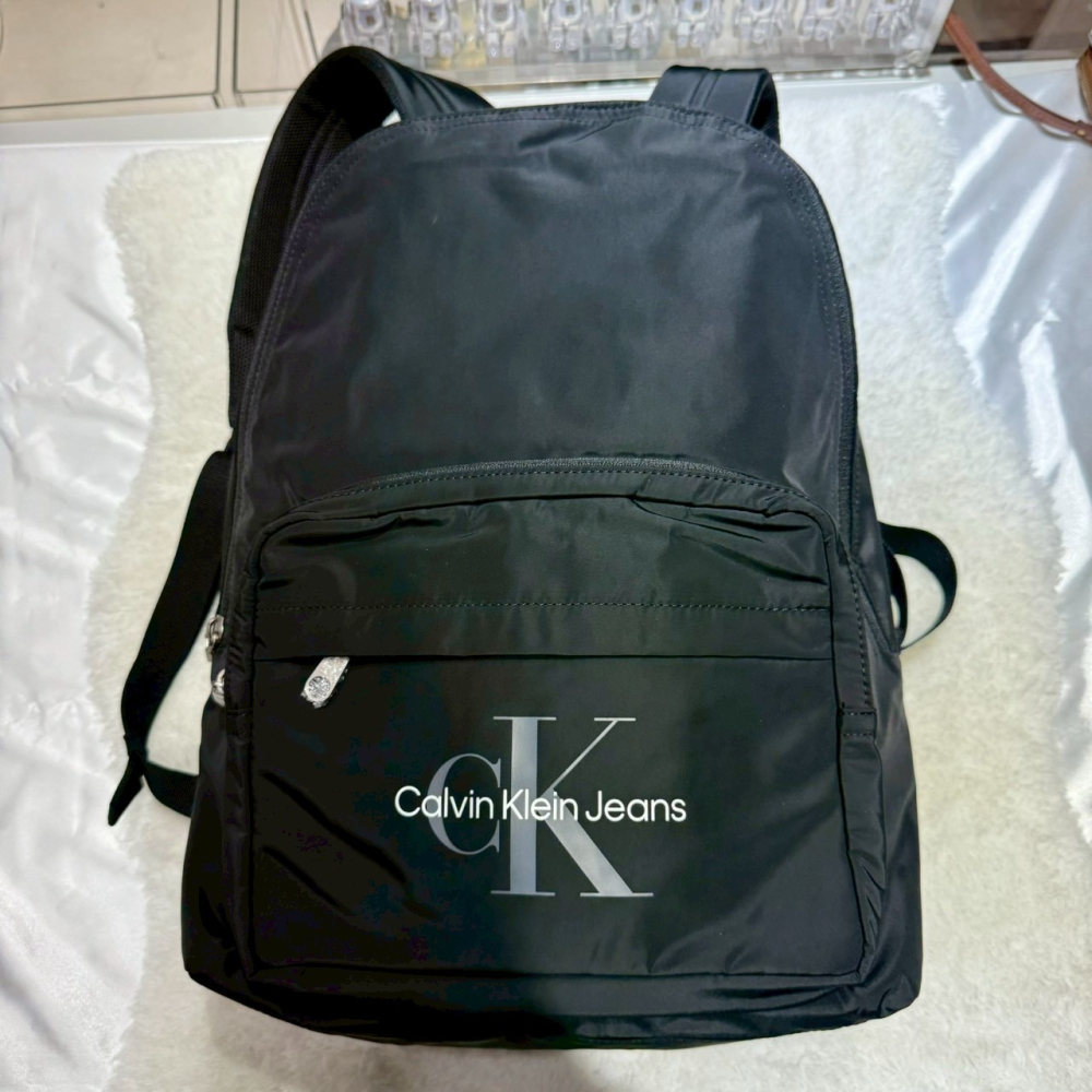 【CK｜全新】現貨 CALVIN KLEIN 後背包 尼龍 素色 大標 防潑水 雙肩包｜Little Bee 小蜜蜂精品-細節圖3