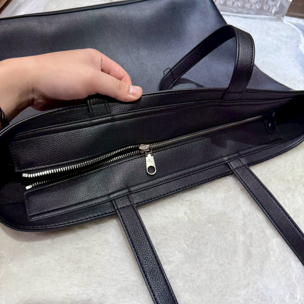 【CK｜全新】庫存先詢問 CALVIN KLEIN 托特包 拉鍊口 素色 小標 買菜包｜Little Bee 小蜜蜂精品-細節圖2