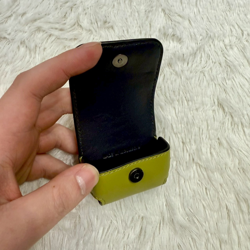 【蔻馳｜全新】現貨 COACH 耳機包 耳機的家 藍牙耳機包 草綠色 皮革 包包吊飾｜Little Bee 小蜜蜂精品-細節圖3