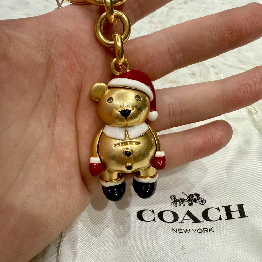 【蔻馳｜全新】現貨 COACH 鑰匙圈 聖誕節 限定 聖誕小熊 土豪金 包包吊飾｜Little Bee 小蜜蜂精品-細節圖3