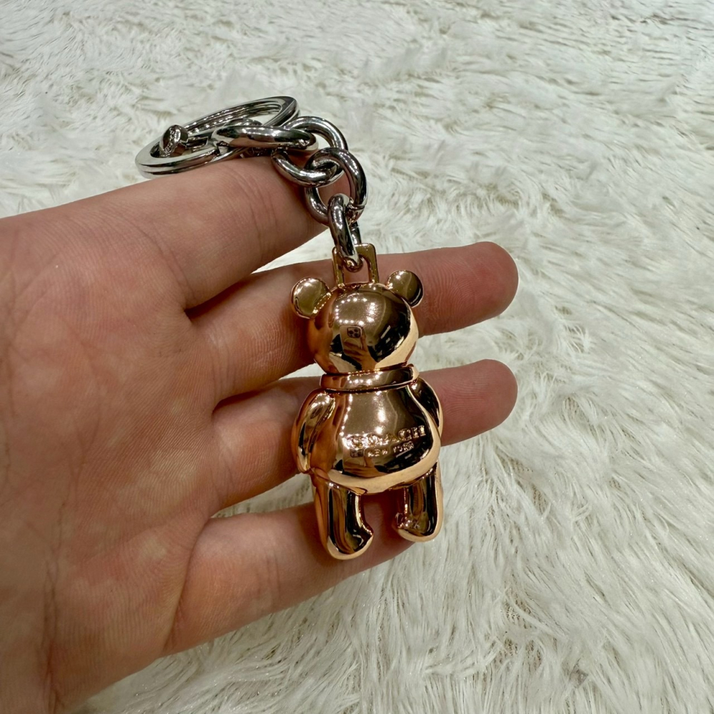 【蔻馳｜全新】現貨 COACH 鑰匙圈 限定 圍巾小熊 小熊有小吊牌 玫瑰金 包包吊飾｜Little Bee 小蜜蜂精品-細節圖2