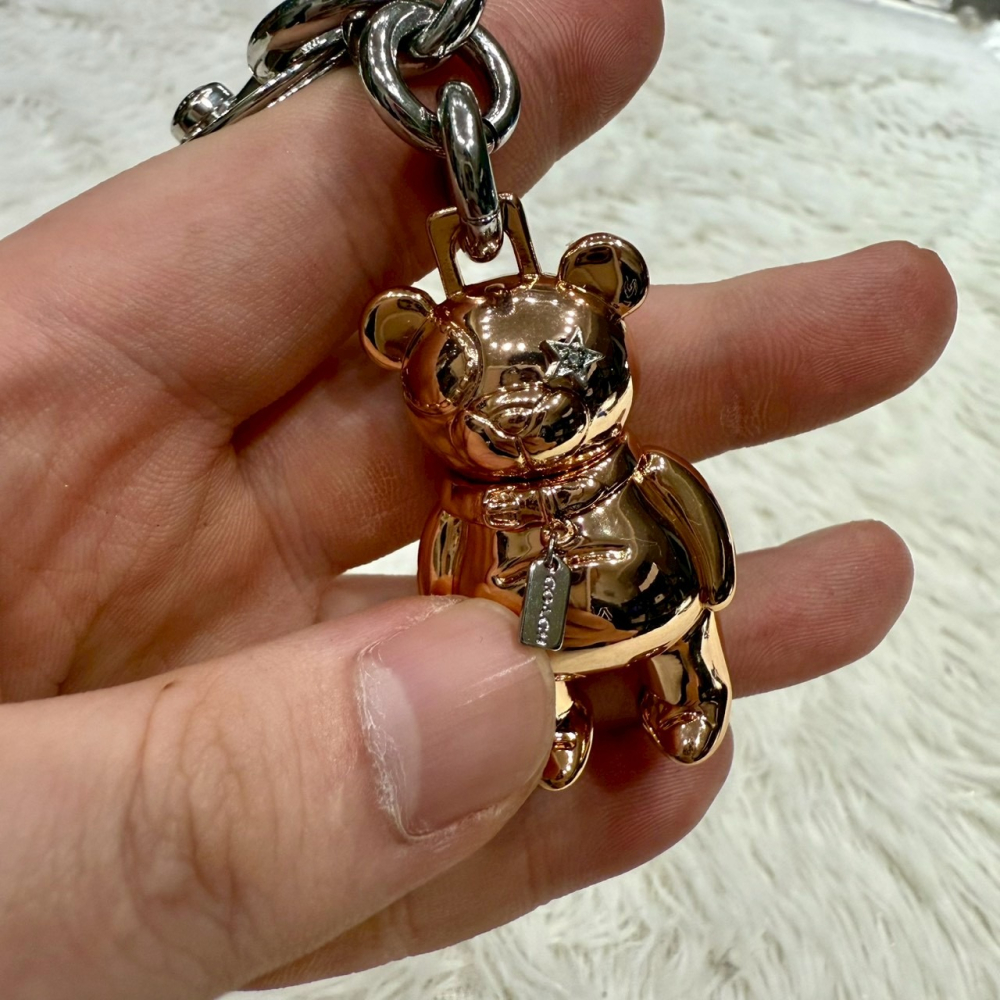 【蔻馳｜全新】現貨 COACH 鑰匙圈 限定 圍巾小熊 小熊有小吊牌 玫瑰金 包包吊飾｜Little Bee 小蜜蜂精品-細節圖3
