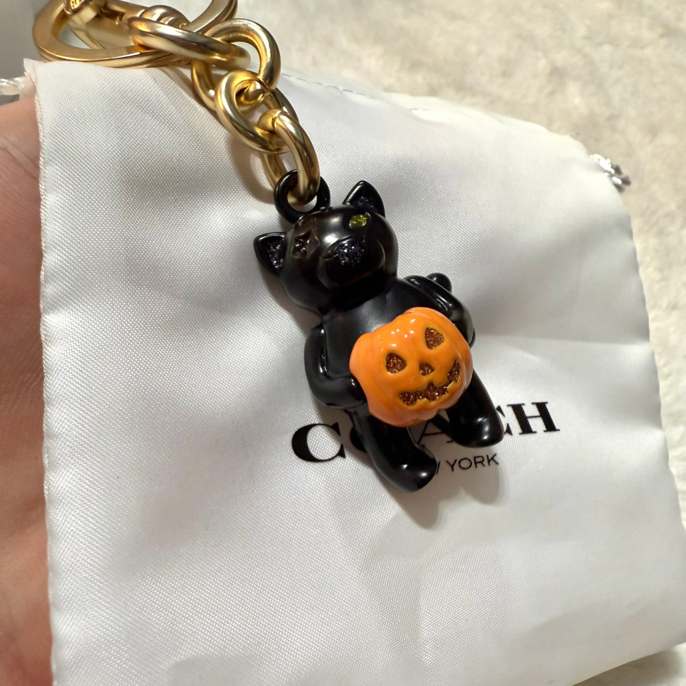 【蔻馳｜全新】庫存先詢問 COACH 吊飾 萬聖節 限定 橘南瓜 貓 鑰匙圈 送禮推薦｜Little Bee 小蜜蜂精品-細節圖2