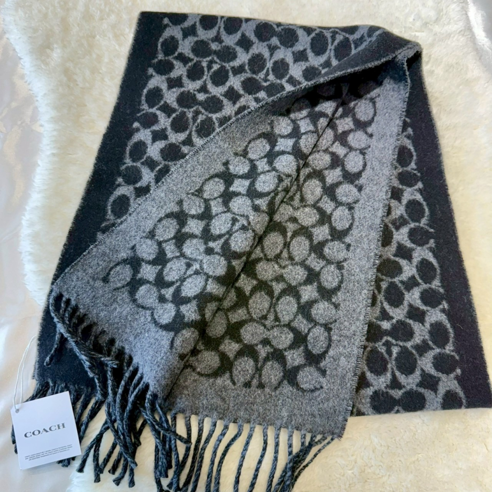 【蔻馳｜全新】現貨 COACH 圍巾 滿版 C字 羊毛 羊絨 送禮推薦｜Little Bee 小蜜蜂精品-細節圖2