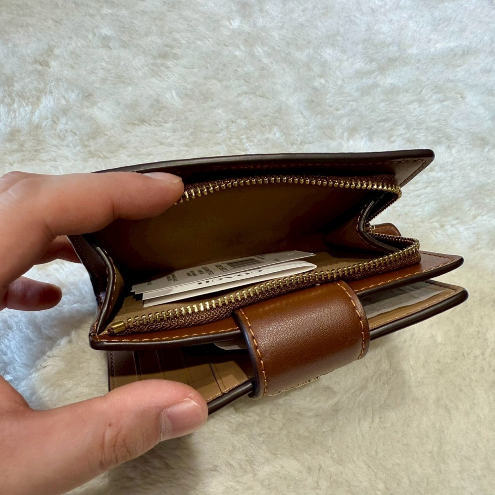 【蔻馳｜全新】現貨 COACH 錢包 中夾 金標 滿版 老花 防刮紋 零錢中夾｜Little Bee 小蜜蜂精品-細節圖2