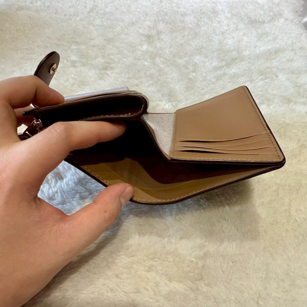 【蔻馳｜全新】現貨 COACH 錢包 中夾 金標 滿版 老花 防刮紋 零錢中夾｜Little Bee 小蜜蜂精品-細節圖4