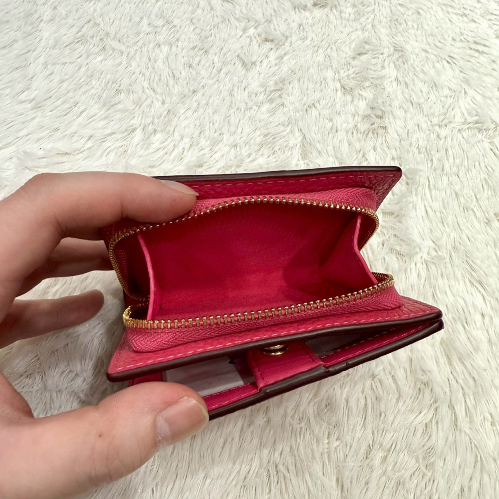 【蔻馳｜全新】現貨 COACH 錢包 短夾 金標 桃粉色 防刮紋 C字拉鍊 零錢短夾｜Little Bee 小蜜蜂精品-細節圖2