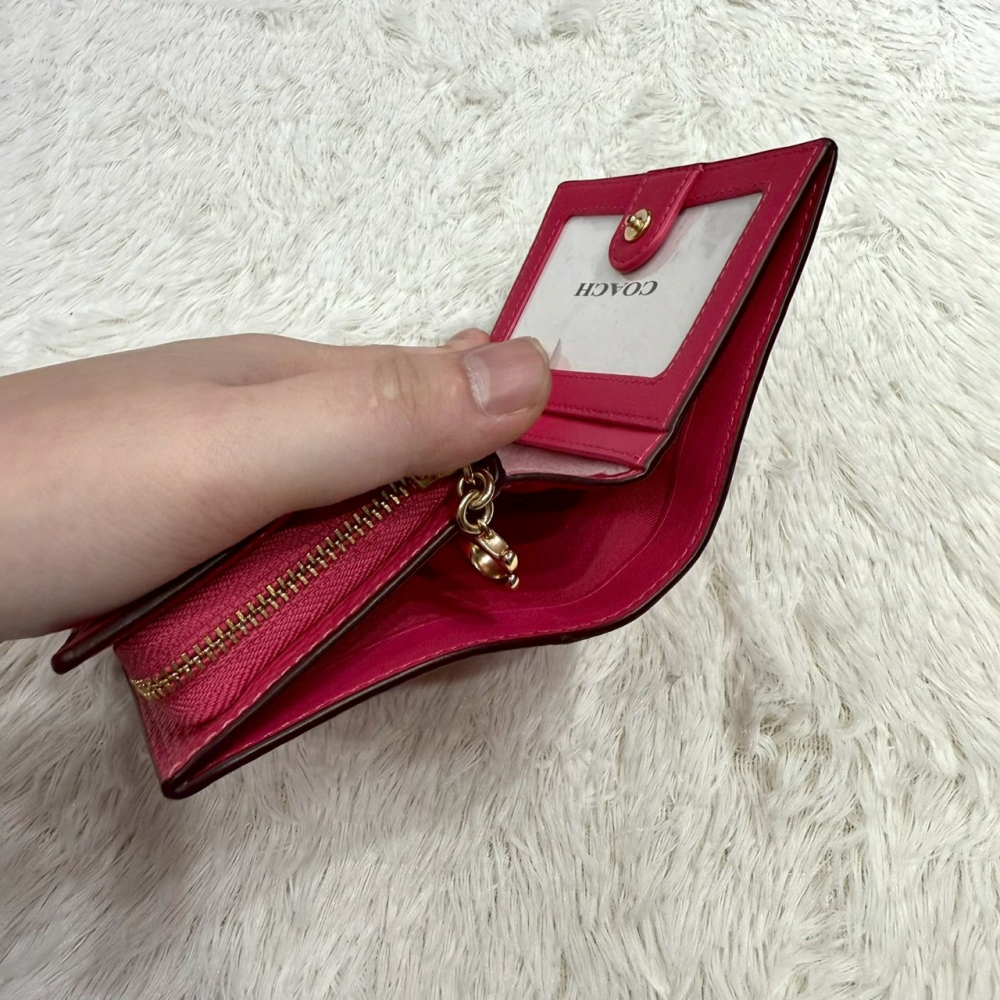 【蔻馳｜全新】現貨 COACH 錢包 短夾 金標 桃粉色 防刮紋 C字拉鍊 零錢短夾｜Little Bee 小蜜蜂精品-細節圖4