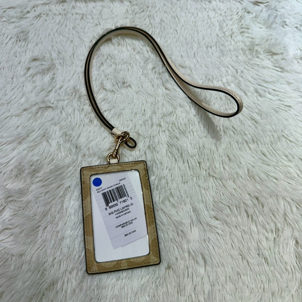 【蔻馳｜全新】現貨 COACH 證件套 3色可選 可掛脖 滿版 老花 防刮紋 識別證｜Little Bee 小蜜蜂精品-細節圖2