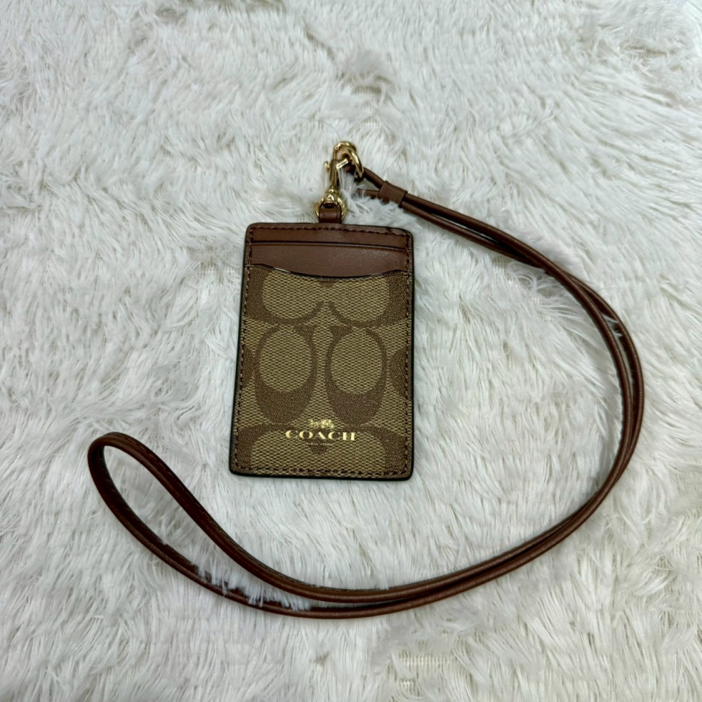 【蔻馳｜全新】現貨 COACH 證件套 3色可選 可掛脖 滿版 老花 防刮紋 識別證｜Little Bee 小蜜蜂精品-細節圖3