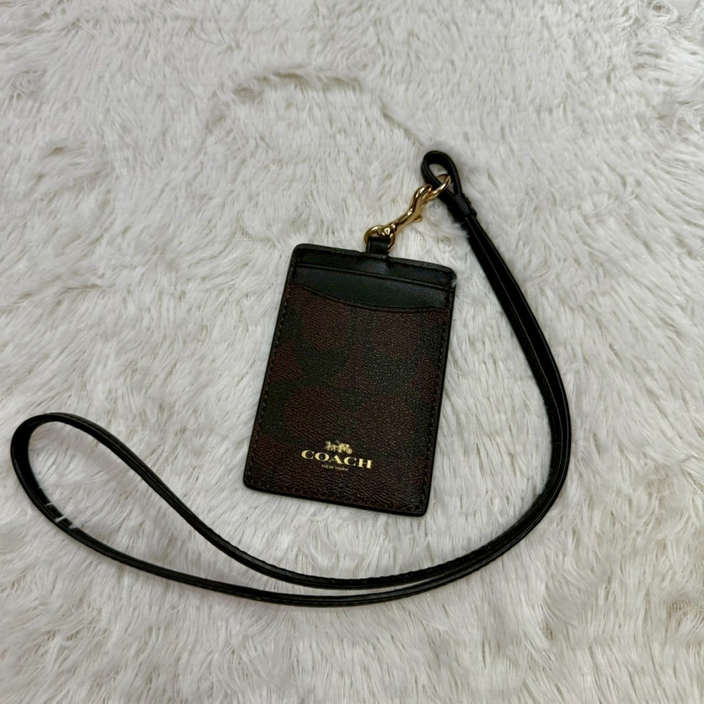 【蔻馳｜全新】現貨 COACH 證件套 3色可選 可掛脖 滿版 老花 防刮紋 識別證｜Little Bee 小蜜蜂精品-細節圖5