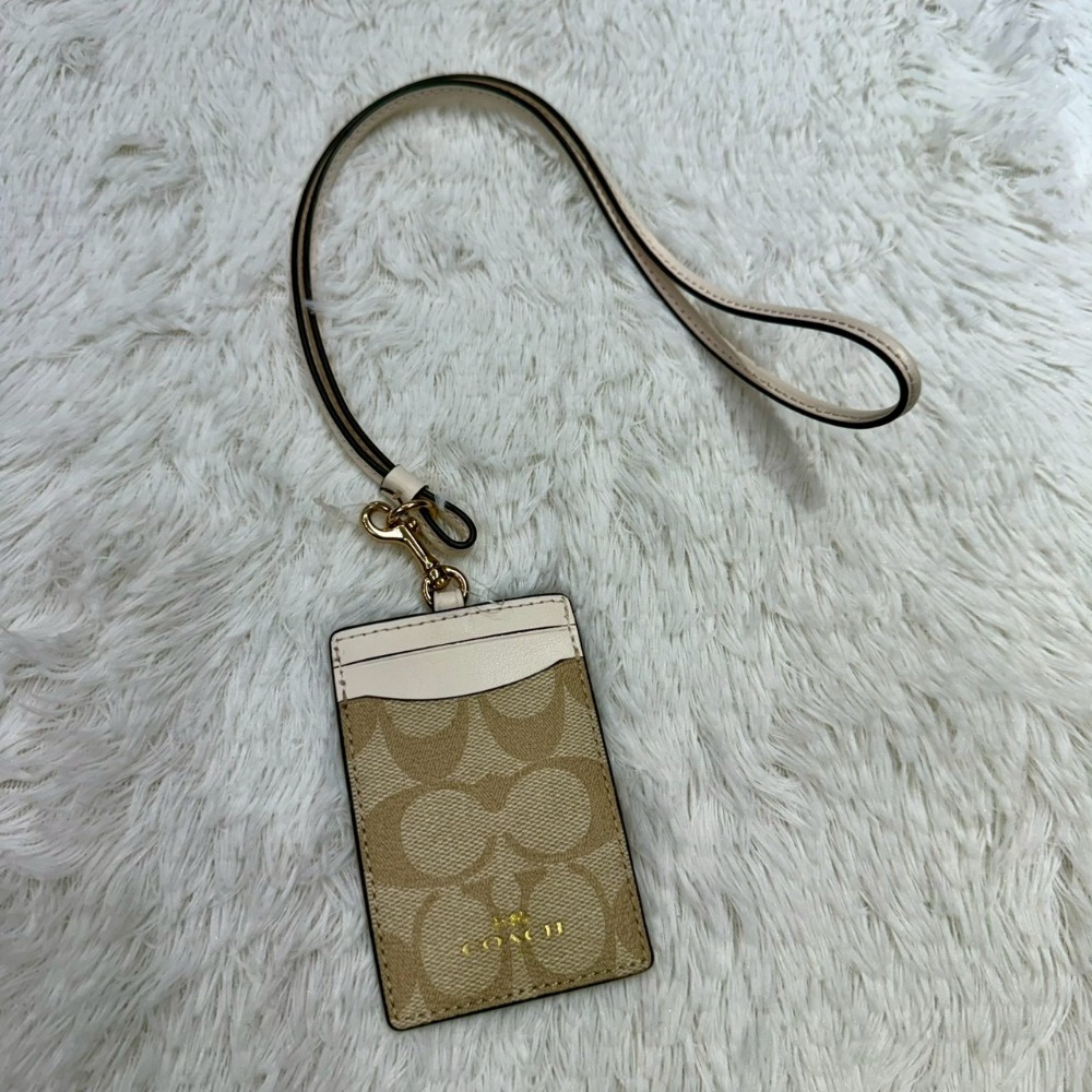【蔻馳｜全新】現貨 COACH 證件套 3色可選 可掛脖 滿版 老花 防刮紋 識別證｜Little Bee 小蜜蜂精品-規格圖6