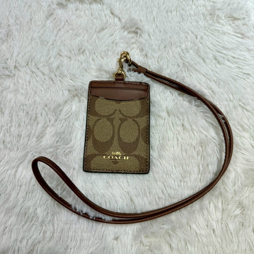 【蔻馳｜全新】現貨 COACH 證件套 3色可選 可掛脖 滿版 老花 防刮紋 識別證｜Little Bee 小蜜蜂精品-規格圖6