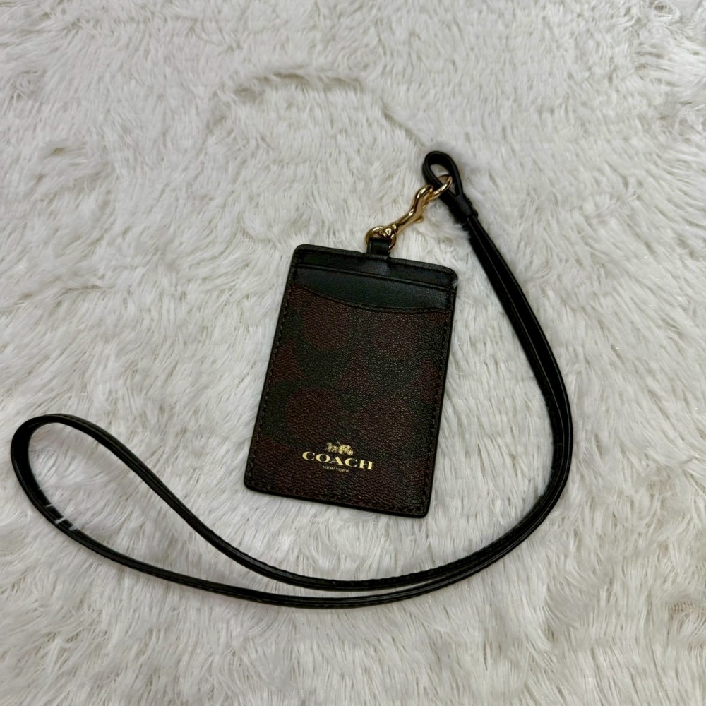 【蔻馳｜全新】現貨 COACH 證件套 3色可選 可掛脖 滿版 老花 防刮紋 識別證｜Little Bee 小蜜蜂精品-規格圖6
