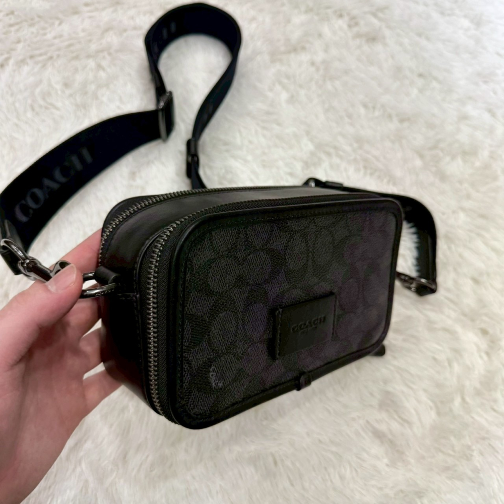 【蔻馳｜全新】庫存先詢問 COACH 相機包 男款 滿版 雙拉鍊 老花 寬背帶 斜背包｜Little Bee 小蜜蜂精品-細節圖2