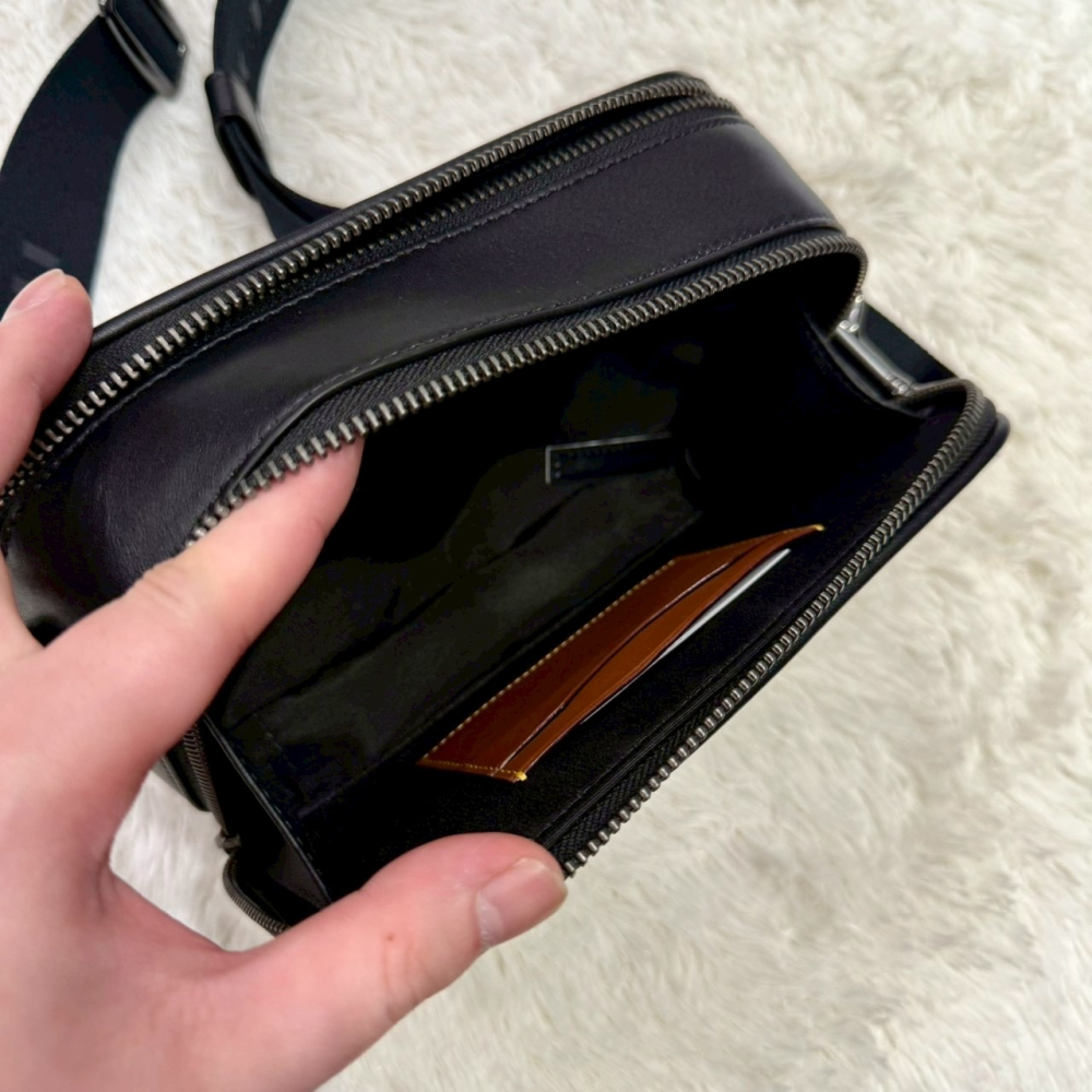 【蔻馳｜全新】庫存先詢問 COACH 相機包 男款 滿版 雙拉鍊 老花 寬背帶 斜背包｜Little Bee 小蜜蜂精品-細節圖3