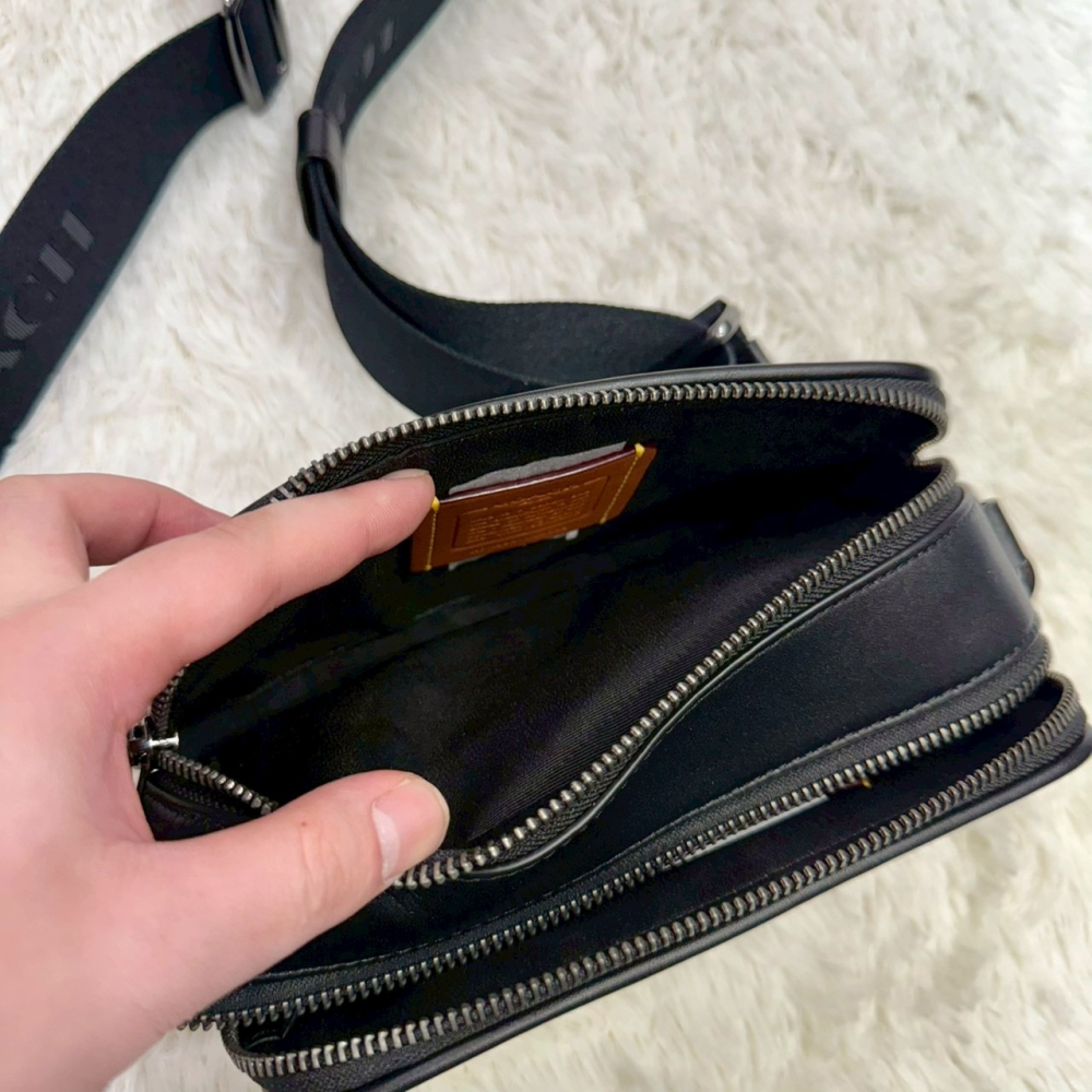 【蔻馳｜全新】庫存先詢問 COACH 相機包 男款 滿版 雙拉鍊 老花 寬背帶 斜背包｜Little Bee 小蜜蜂精品-細節圖4