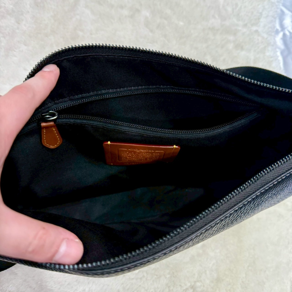 【蔻馳｜全新】庫存先詢問 COACH 流浪包 男款 經典款 荔枝紋 小標 斜背包｜Little Bee 小蜜蜂精品-細節圖4