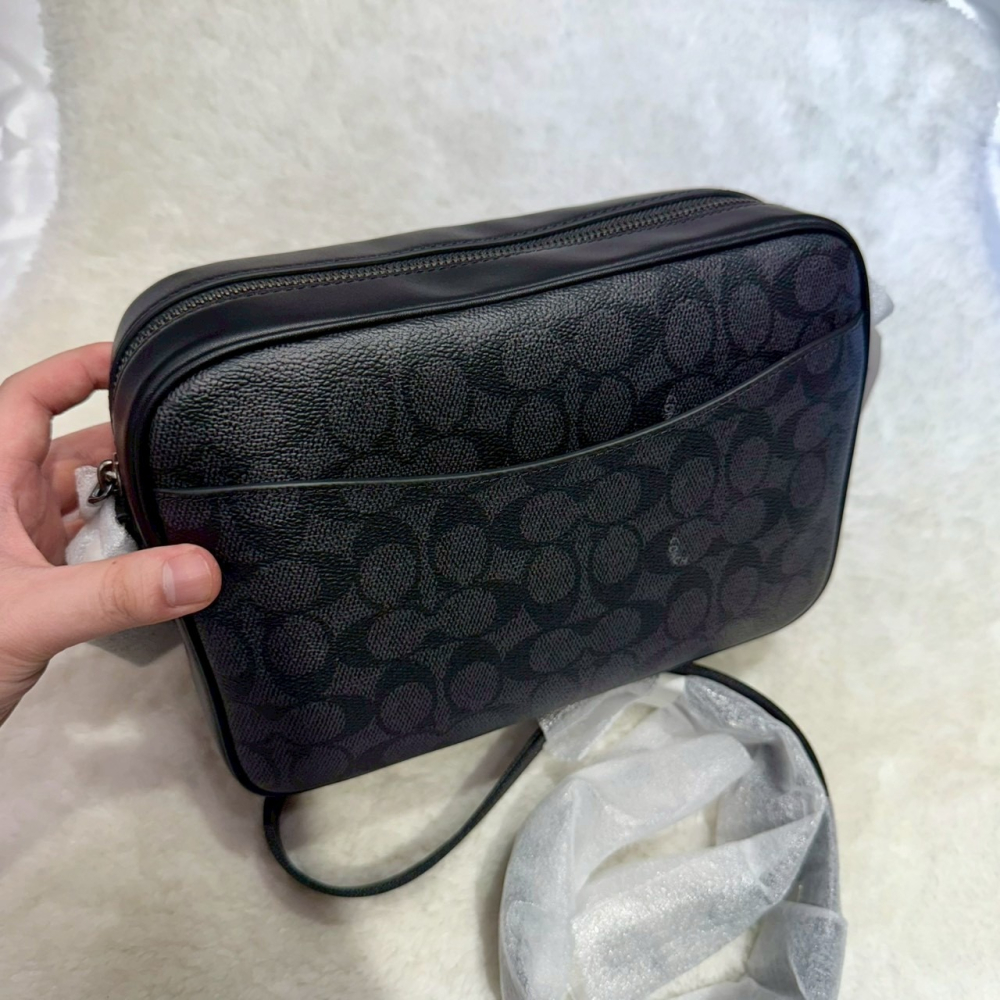 【蔻馳｜全新】現貨 COACH 相機包 男包 前口袋 滿版 老花 大號 斜背包｜Little Bee 小蜜蜂精品-細節圖2