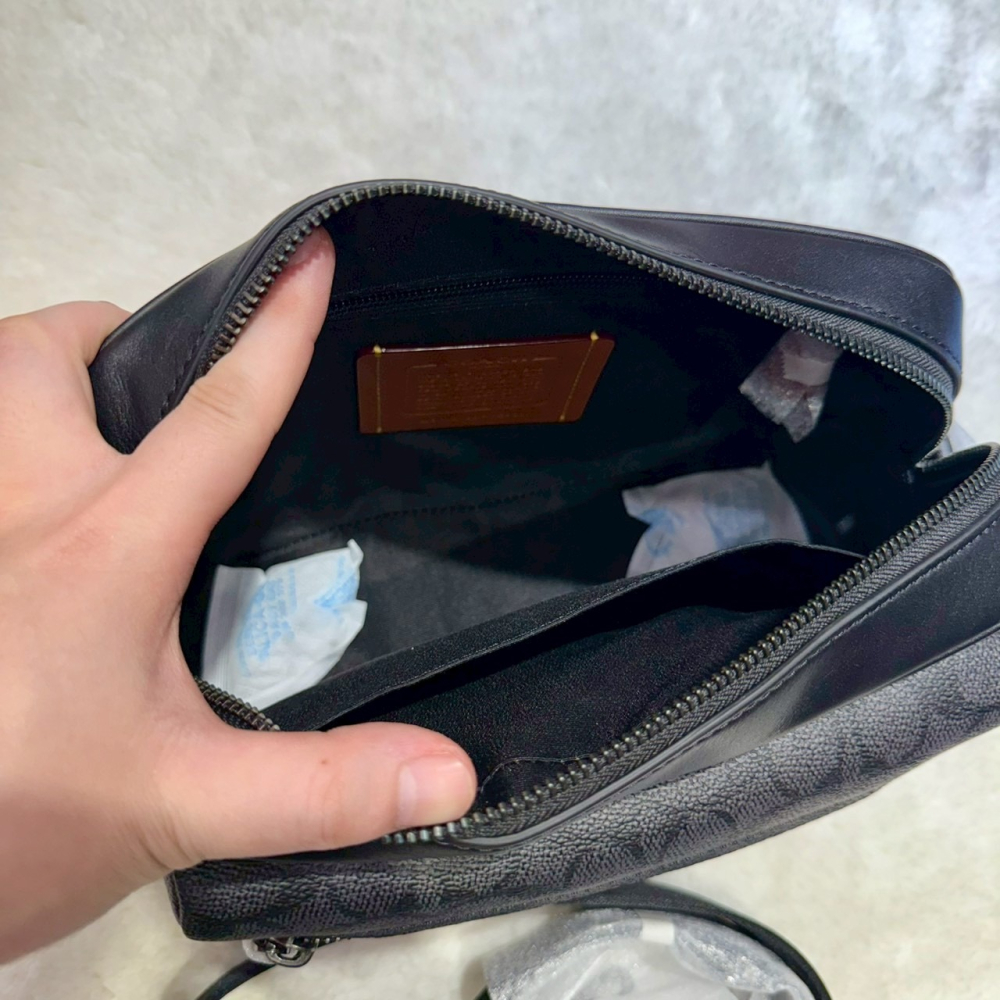 【蔻馳｜全新】現貨 COACH 相機包 男包 前口袋 滿版 老花 大號 斜背包｜Little Bee 小蜜蜂精品-細節圖3
