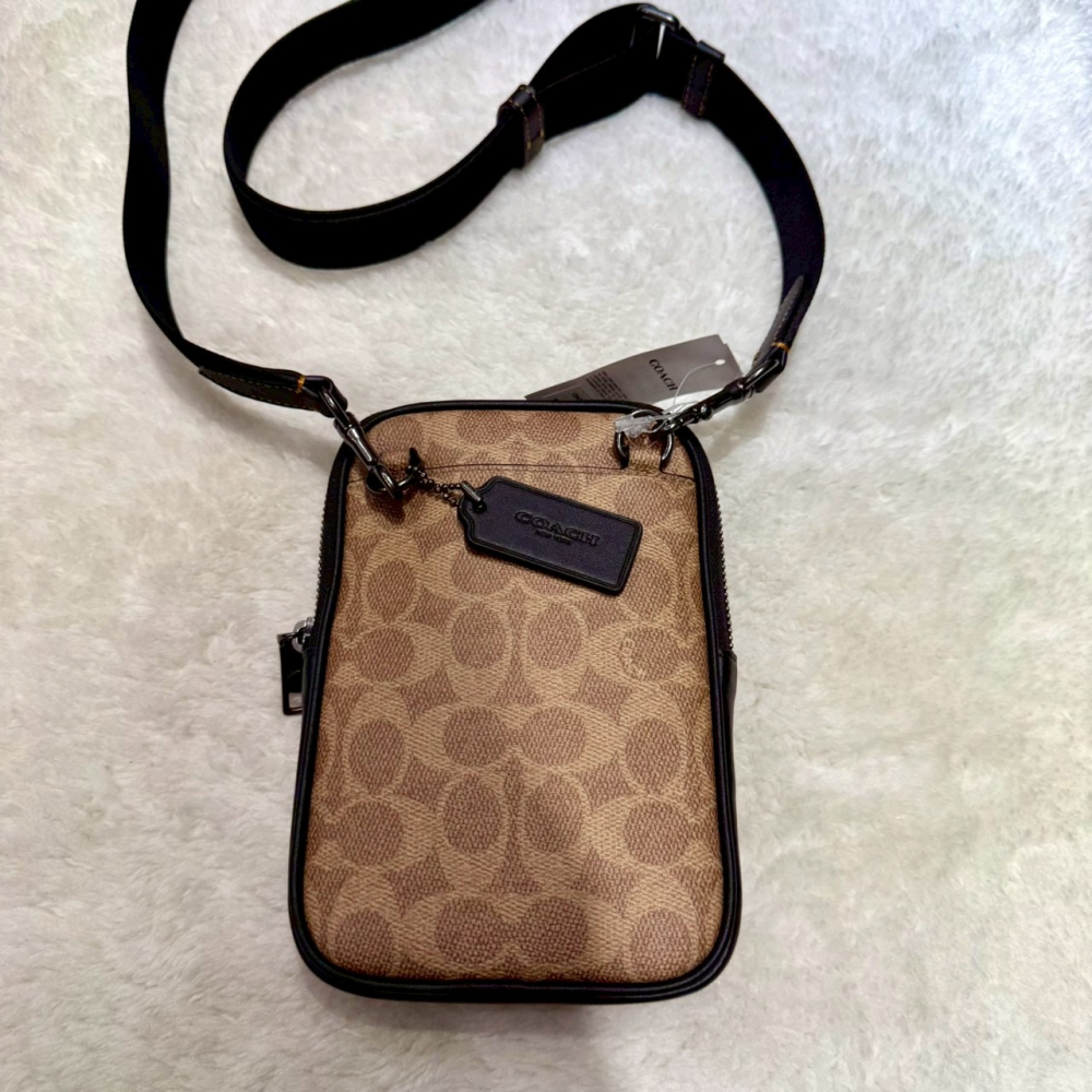 【蔻馳｜全新】現貨 COACH 手機包 男包 女包 滿版 老花 棕色 斜背包 送禮推薦｜Little Bee 小蜜蜂精品-細節圖2