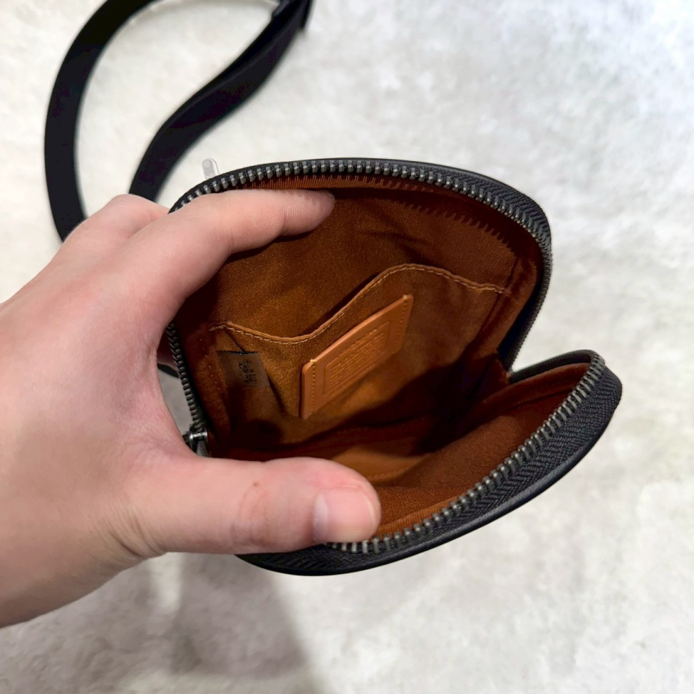 【蔻馳｜全新】現貨 COACH 手機包 男包 女包 滿版 老花 棕色 斜背包 送禮推薦｜Little Bee 小蜜蜂精品-細節圖3