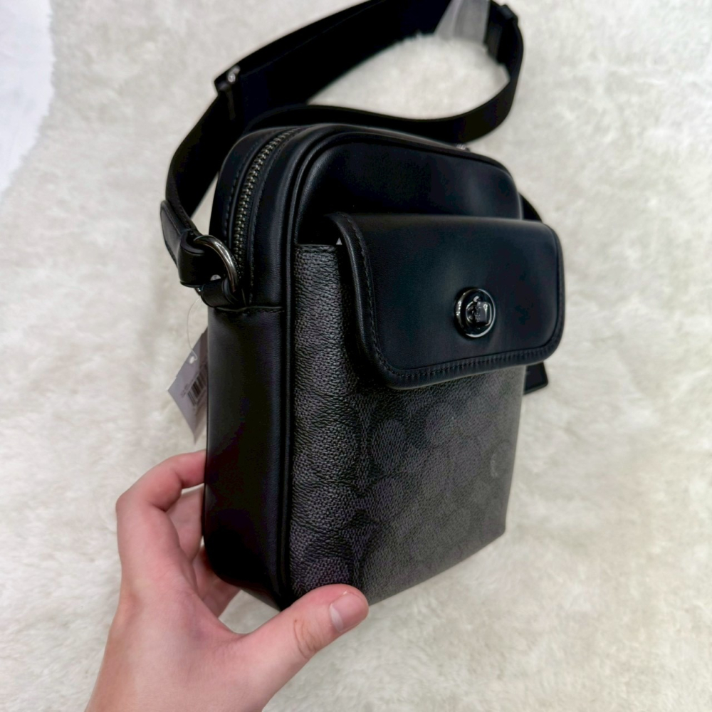 【蔻馳｜全新】現貨 COACH 斜背包 男款 老花 旋扣 拼色 小號 側背包｜Little Bee 小蜜蜂精品-細節圖2